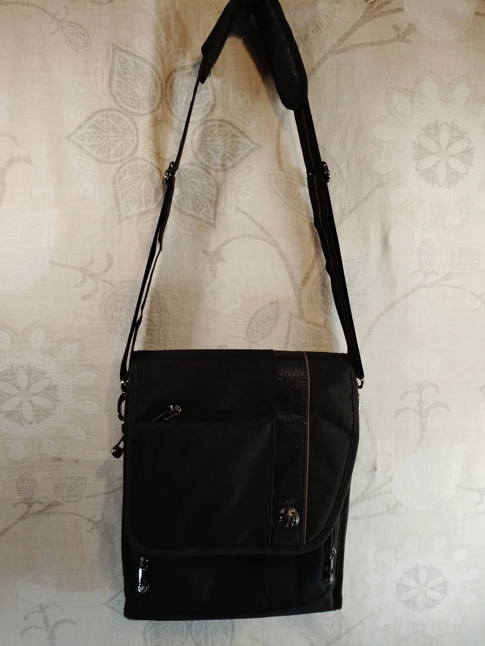 Targus Black and Olive Green Crossbody Laptop Messenger Bag
